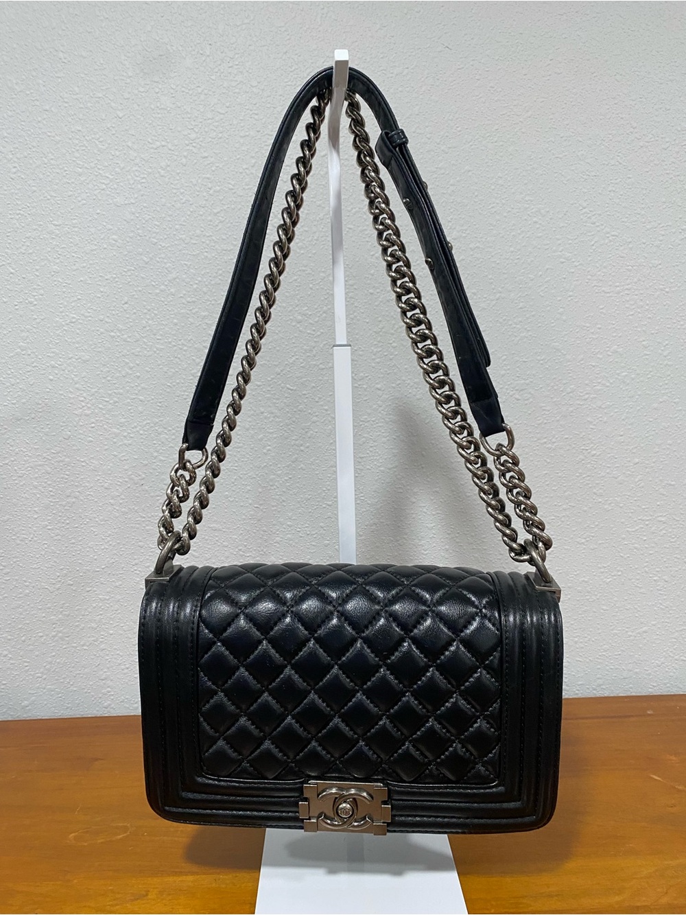 Black Quilted Chain Shoulder Bag - Designer Style 💐Authenticity Not Guaranteed💐